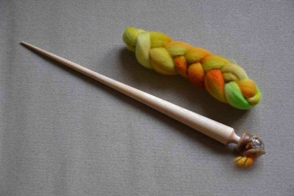 Fuseau type russe Glindle et petite tresse de fibres jaune orange verte