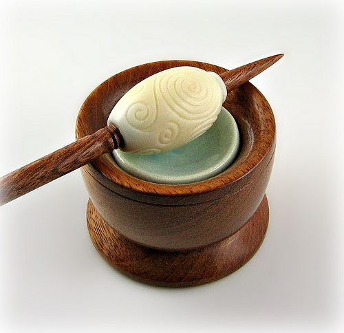 Fuseau en forme d'oeuf orné de motifs celtiques